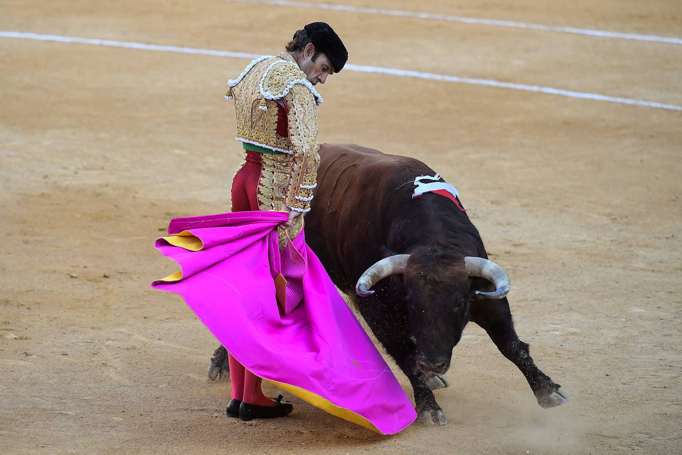 El diestro de Galapagar ha sufrido una cogida en el tercer toro.