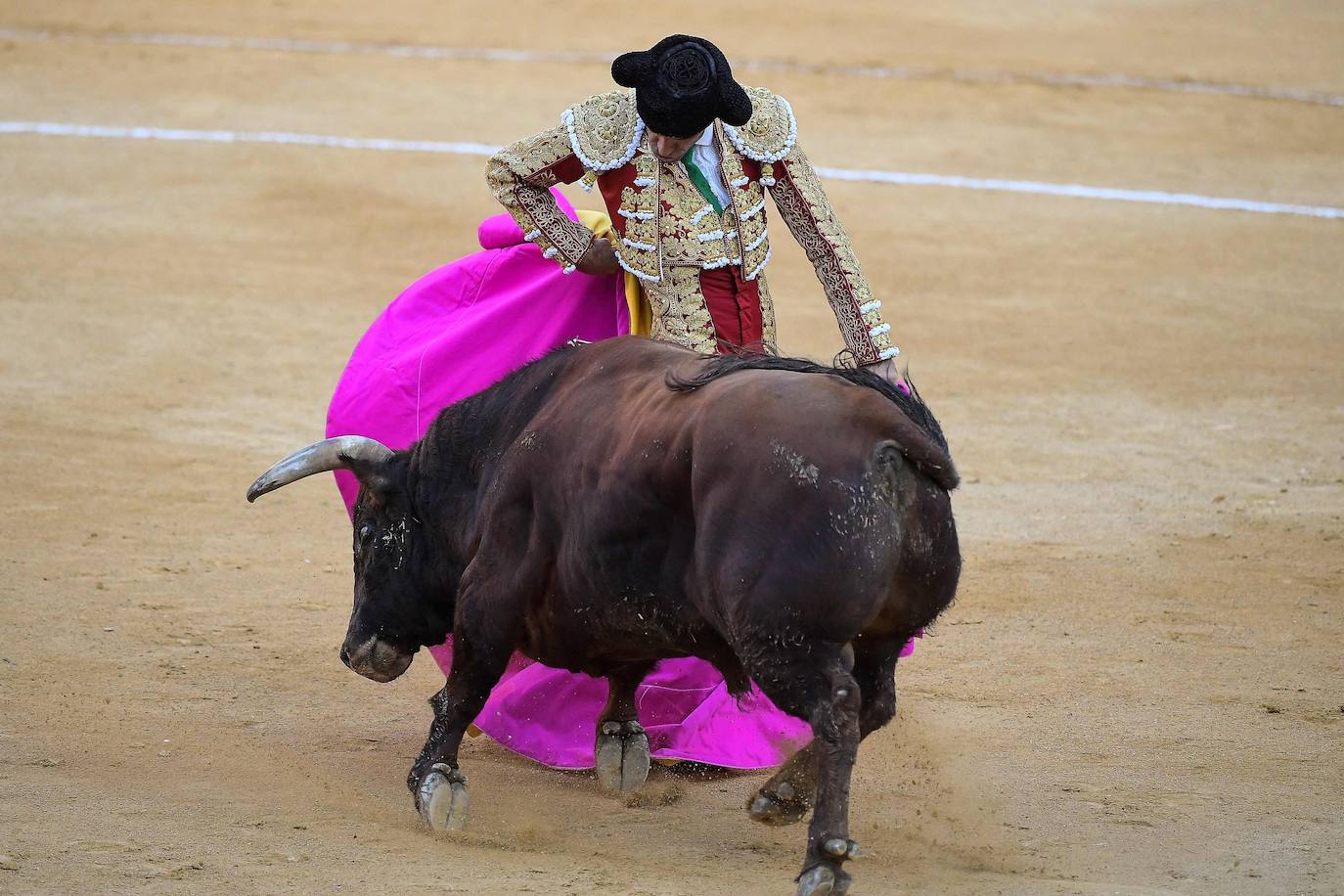 El diestro de Galapagar ha sufrido una cogida en el tercer toro.