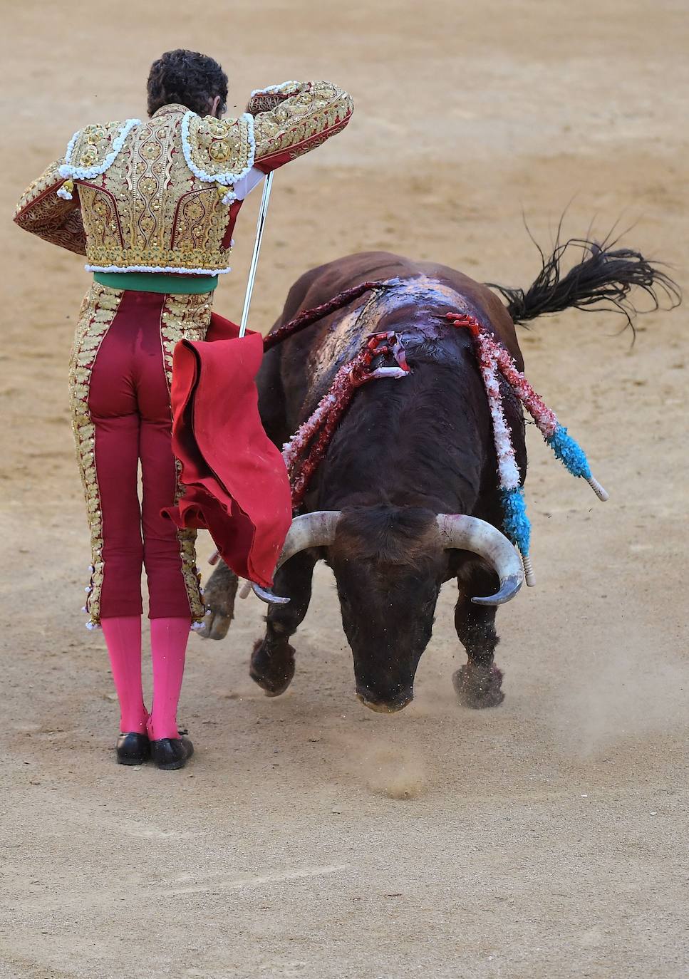 El diestro de Galapagar ha sufrido una cogida en el tercer toro.