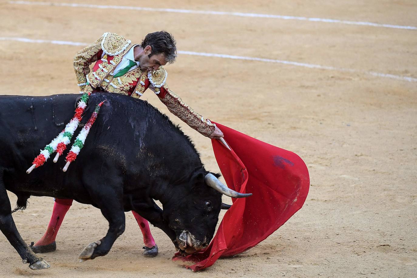 El diestro de Galapagar ha sufrido una cogida en el tercer toro.