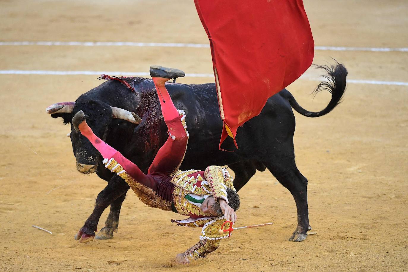 El diestro de Galapagar ha sufrido una cogida en el tercer toro.