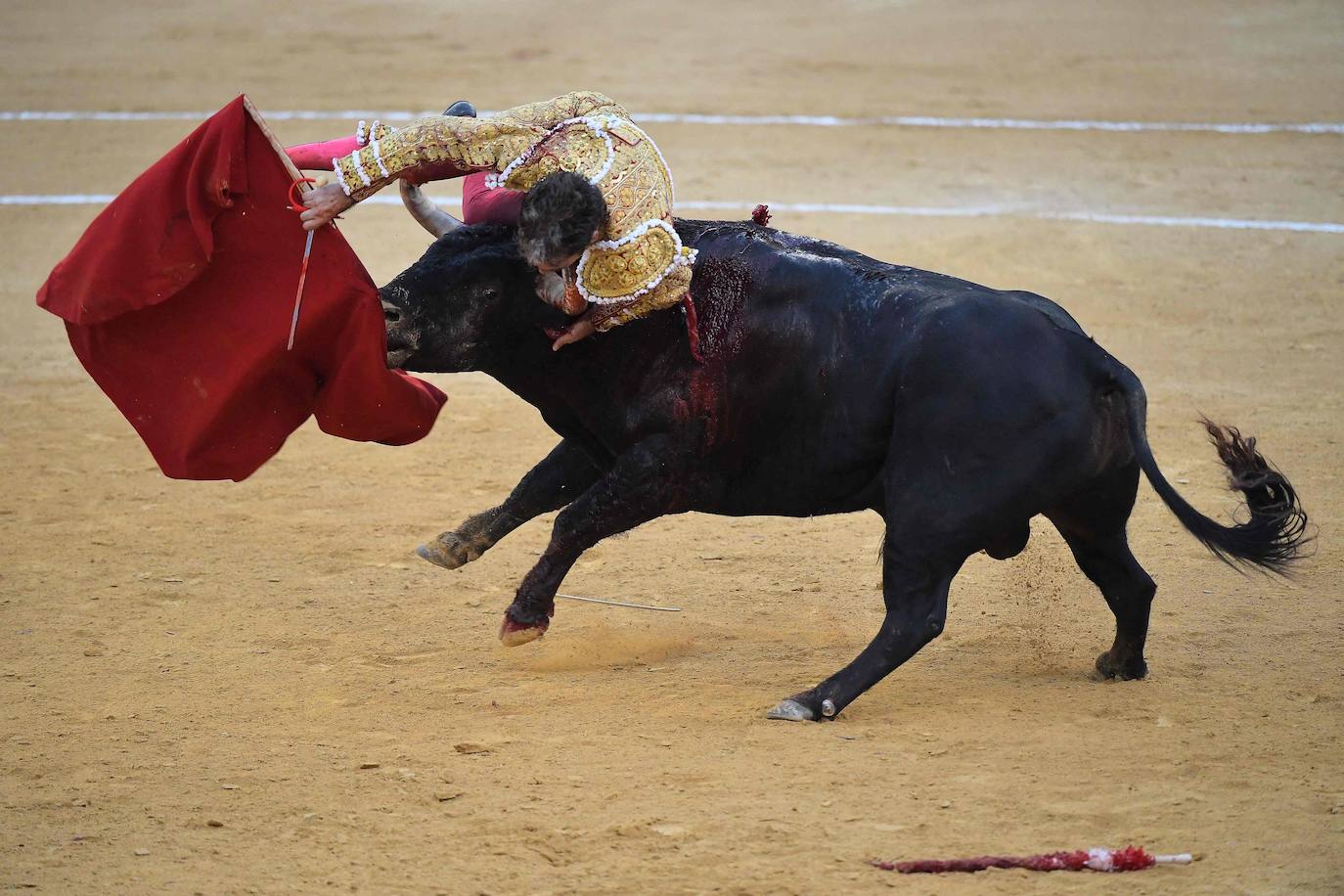 El diestro de Galapagar ha sufrido una cogida en el tercer toro.