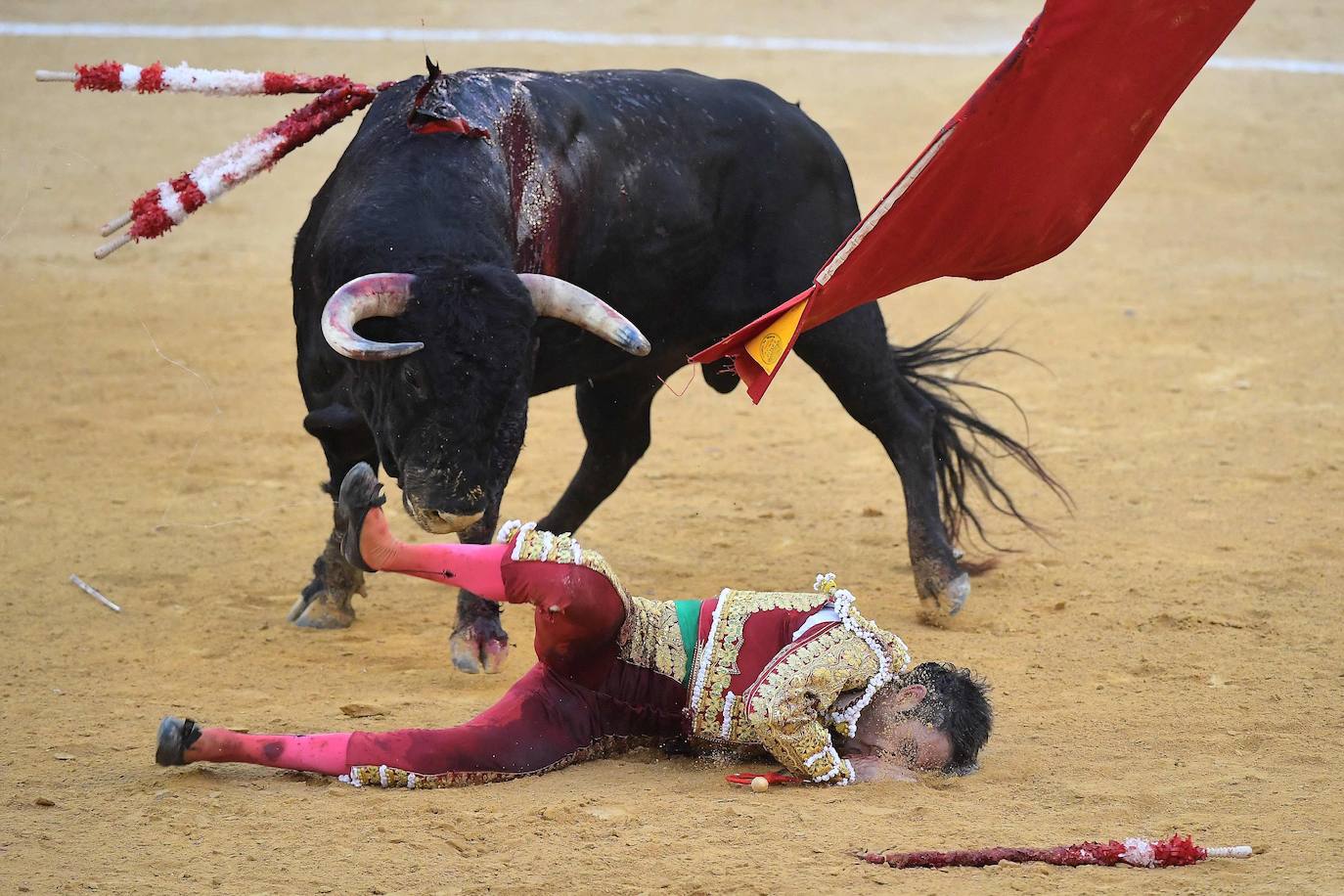 El diestro de Galapagar ha sufrido una cogida en el tercer toro.