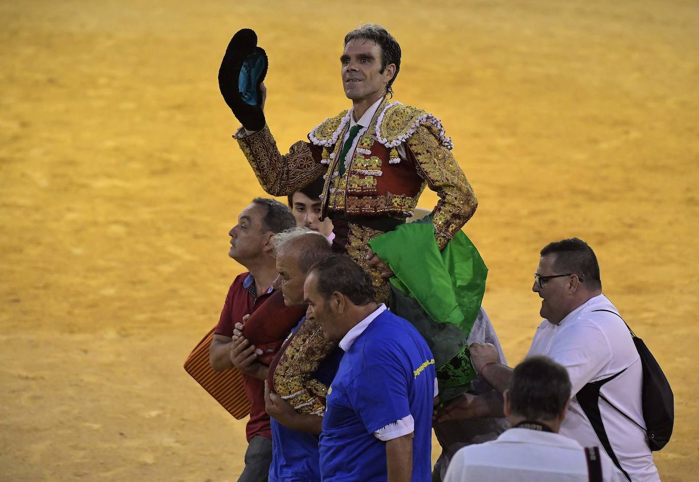 El diestro de Galapagar ha sufrido una cogida en el tercer toro.