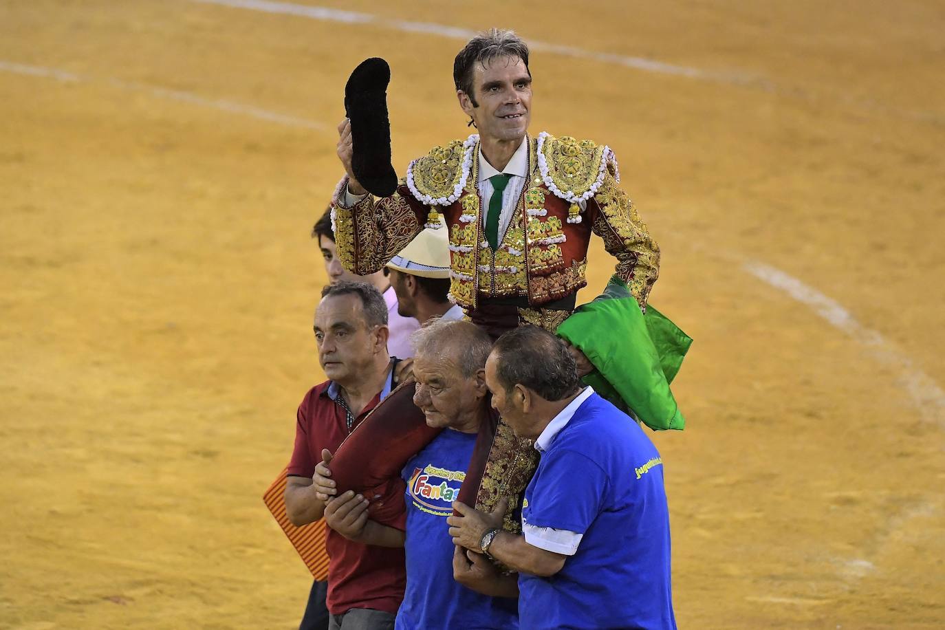 El diestro de Galapagar ha sufrido una cogida en el tercer toro.