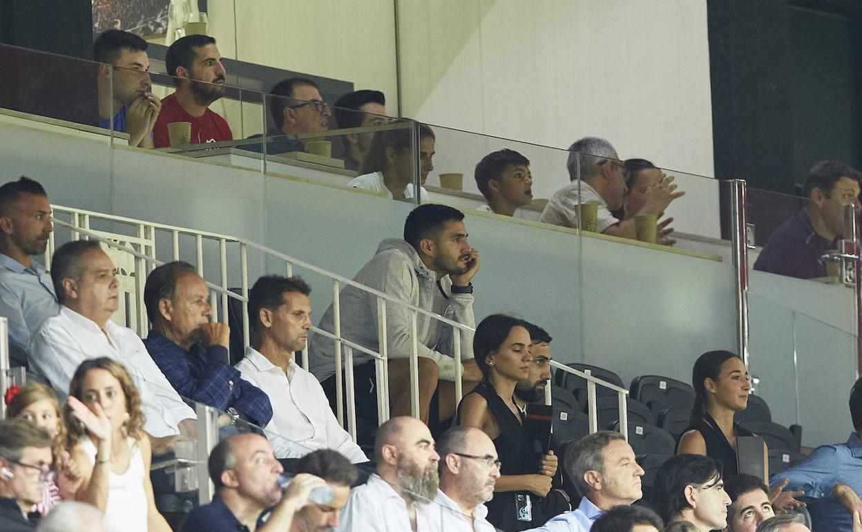 Maxi Gómez presencia desde el palco el partido del Valencia contra el Atalanta. 