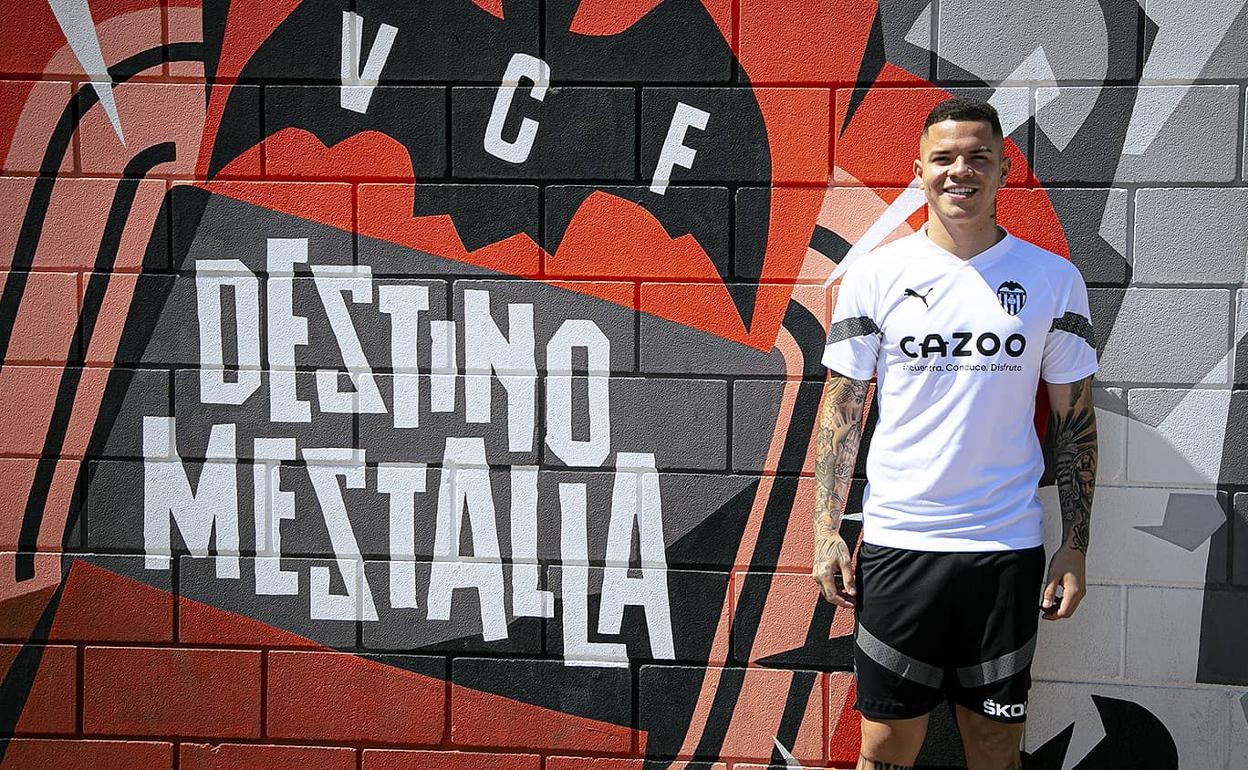 Rodrigo Rodrigues, posando en la Ciudad Deportiva de Paterna.