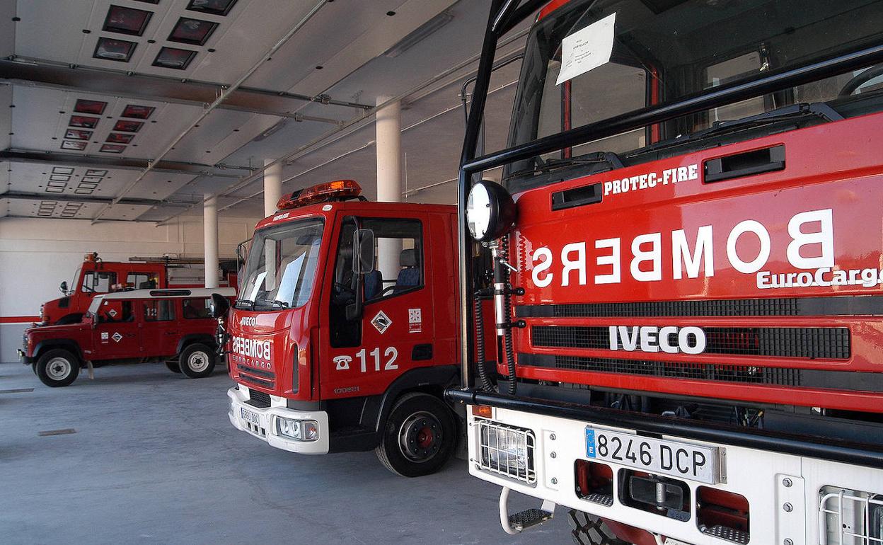 Unos vehículos de bomberos en una imagen de archivo