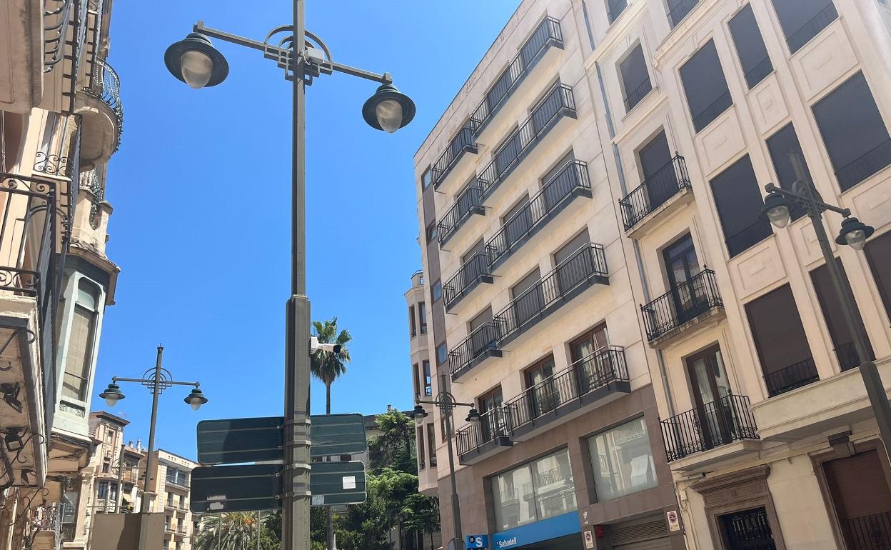 El equipo receptor de datos sobre emisiones e ha instalado sobre las farolas. 