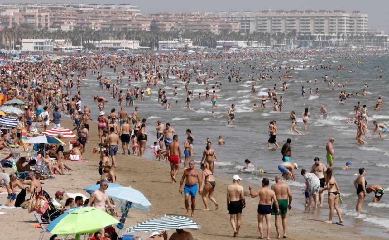 La playa de la Malvarrosa en una imagen de archivo