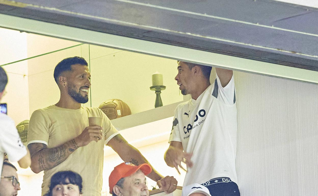 Garay charla con Gabriel Paulista en la previa del Trofeo Naranja. 