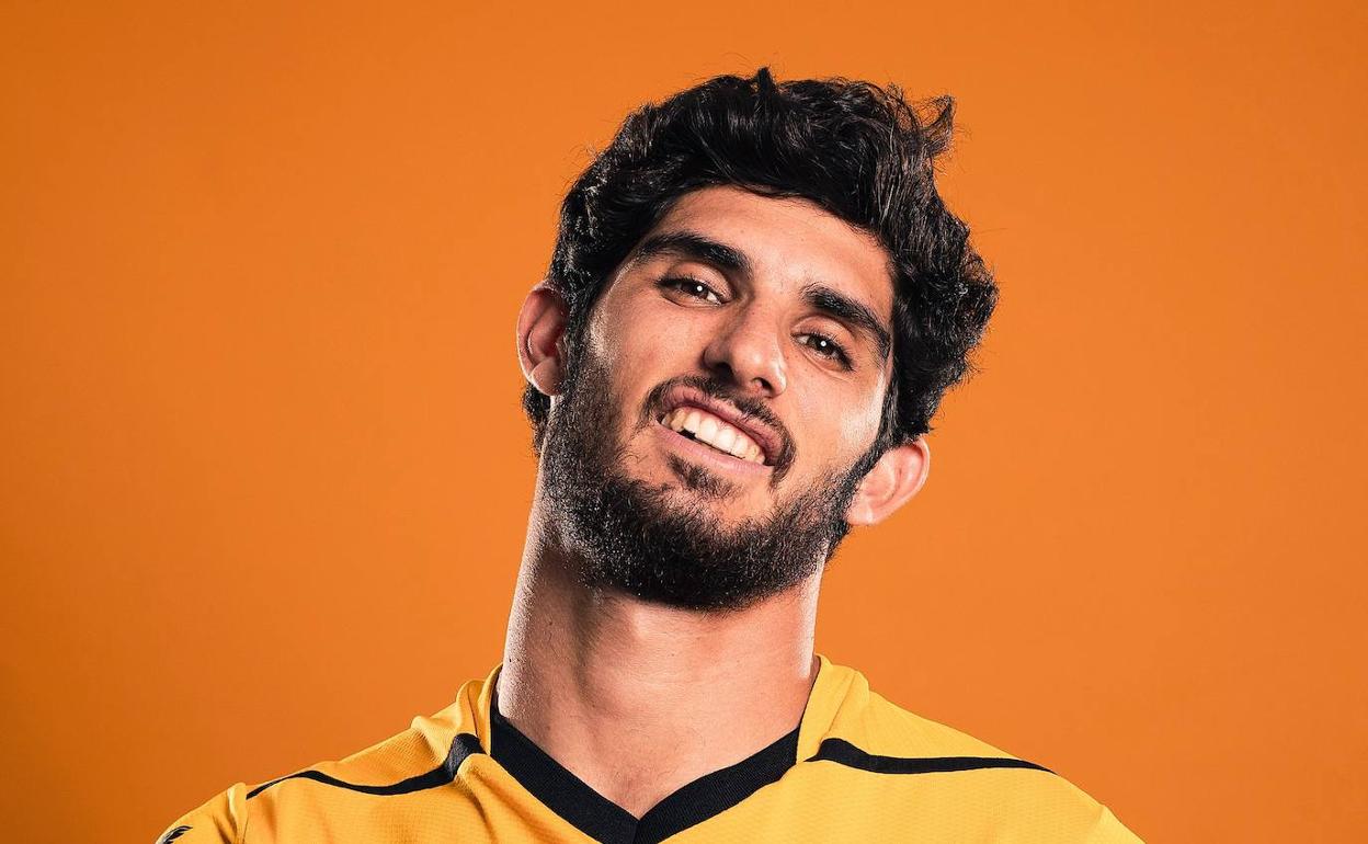 Guedes posa con la camiseta de los Wolves tras hacerse oficial su traspaso. 