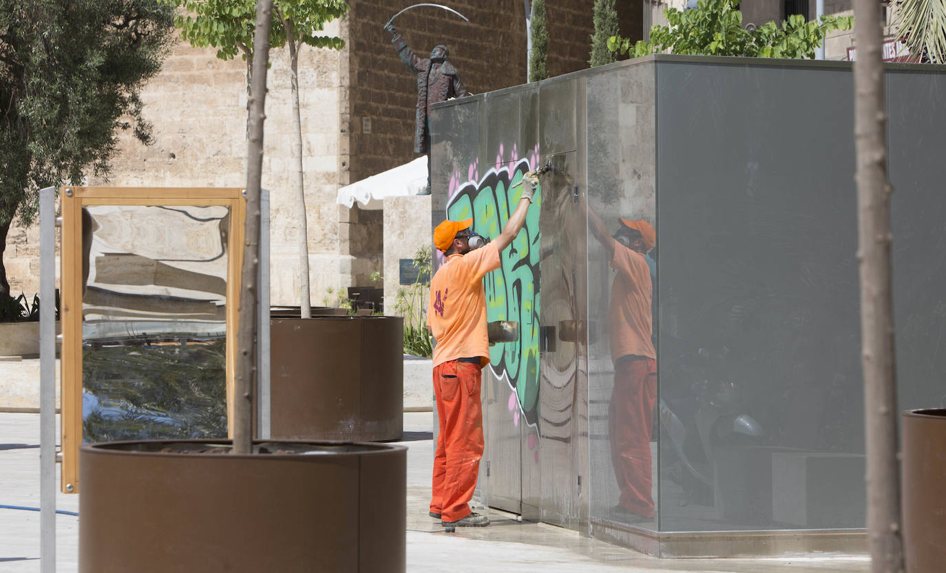 Fotos: Vandalismo en la plaza de la Reina de Valencia