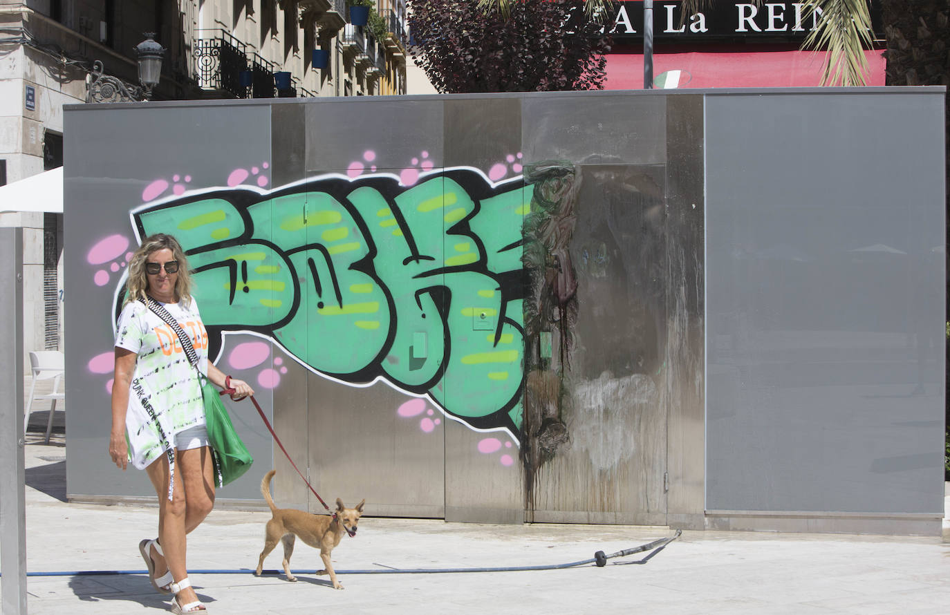 Fotos: Vandalismo en la plaza de la Reina de Valencia