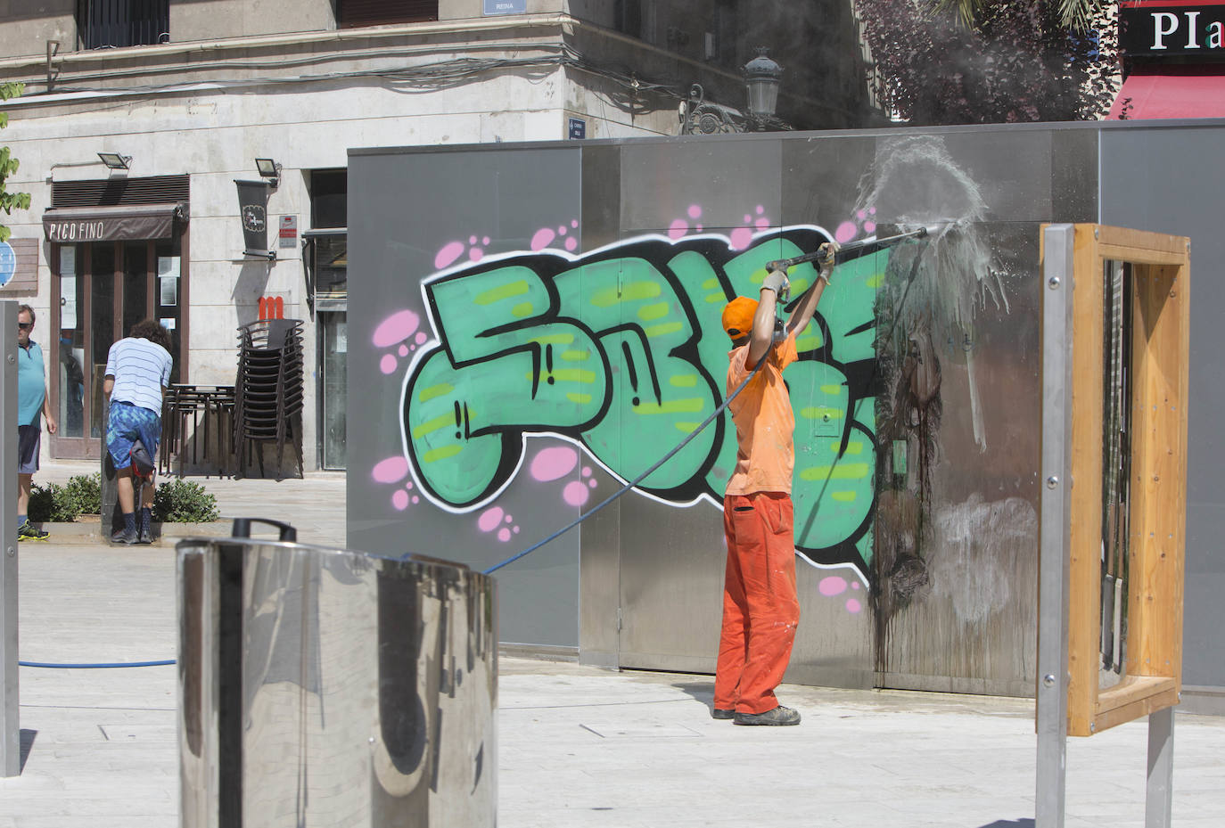 Fotos: Vandalismo en la plaza de la Reina de Valencia