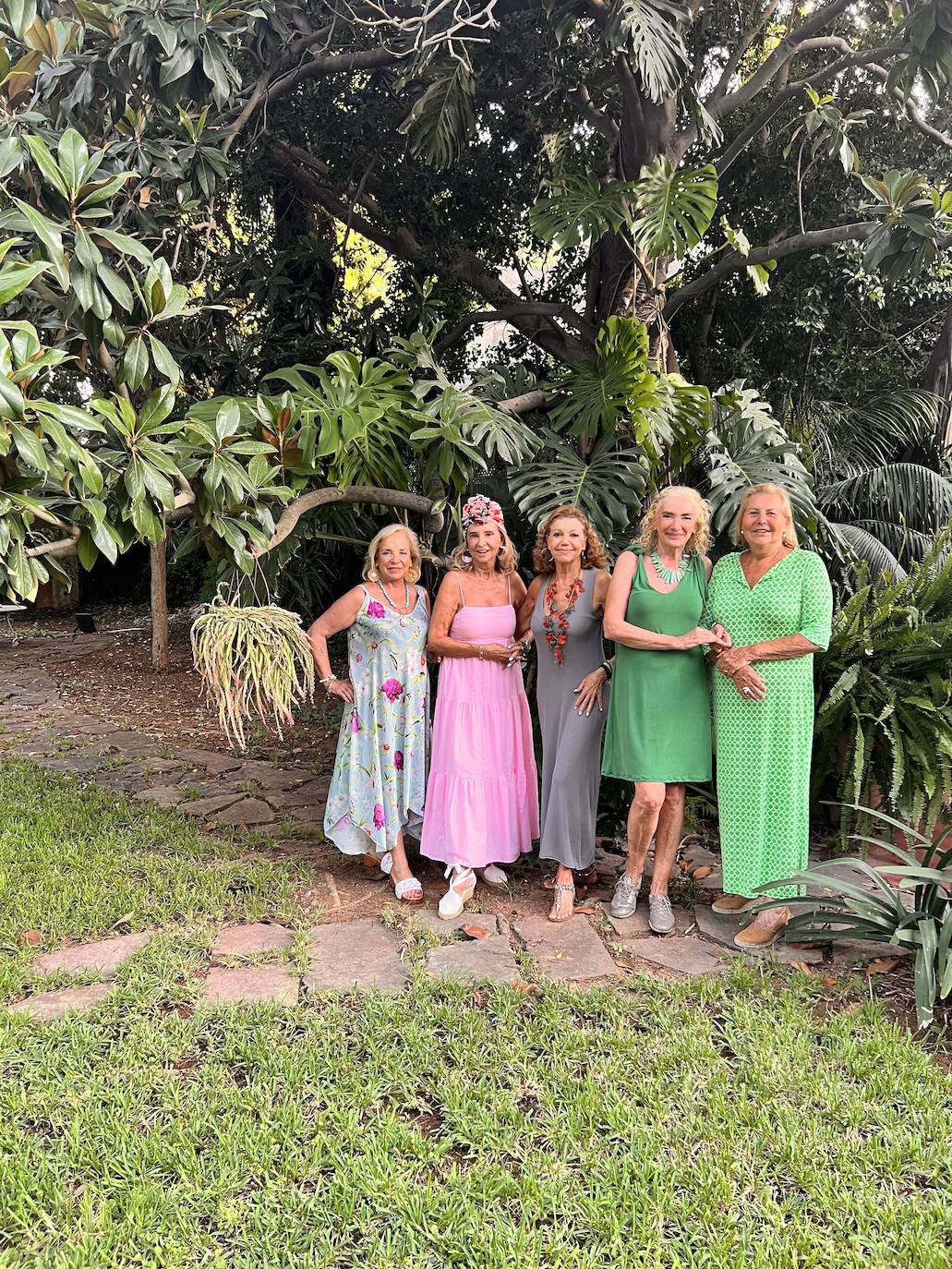 María José Navarro, Mayrén Beneyto, Lucía Gómez, Isabel Torres e Isabel Clara Alonso en Beniarbeig.