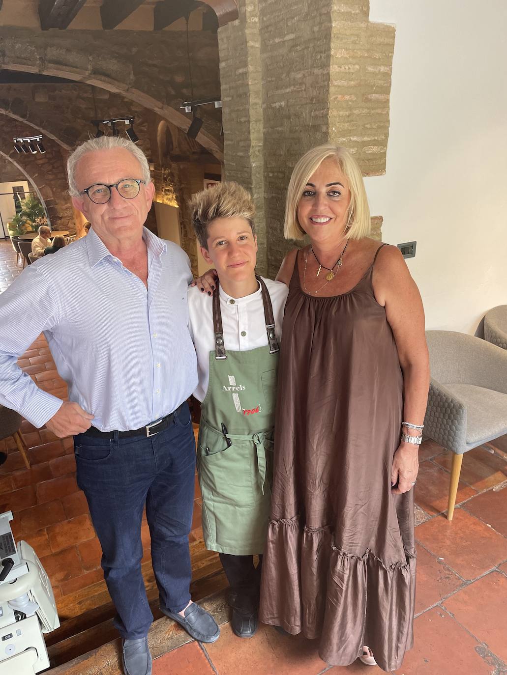 Sergio Terol y Julia Pérez Broseta, con Vicky Sevilla, de Arrels.