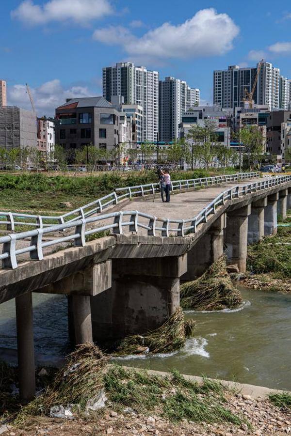 Un puente afectado por una riada en Goyang 