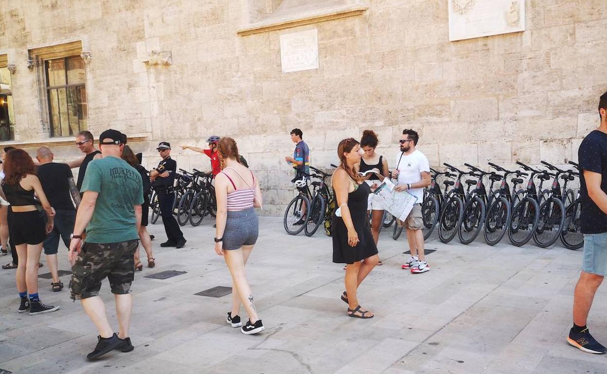 Bicicletas para turistas estacionadas junto a la Lonja. 