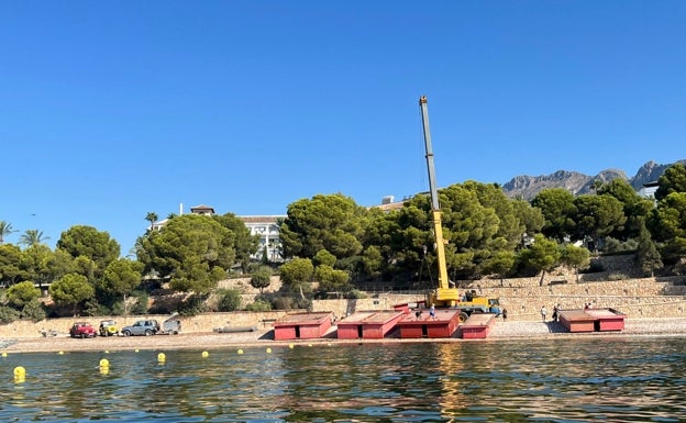 Las plataformas ya han llegado a la playa de la Olla para su montaje final