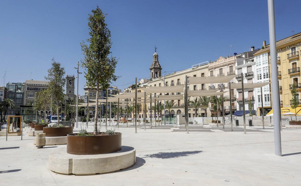 Limpieza de la pintada en la plaza de la Reina, este martes. 