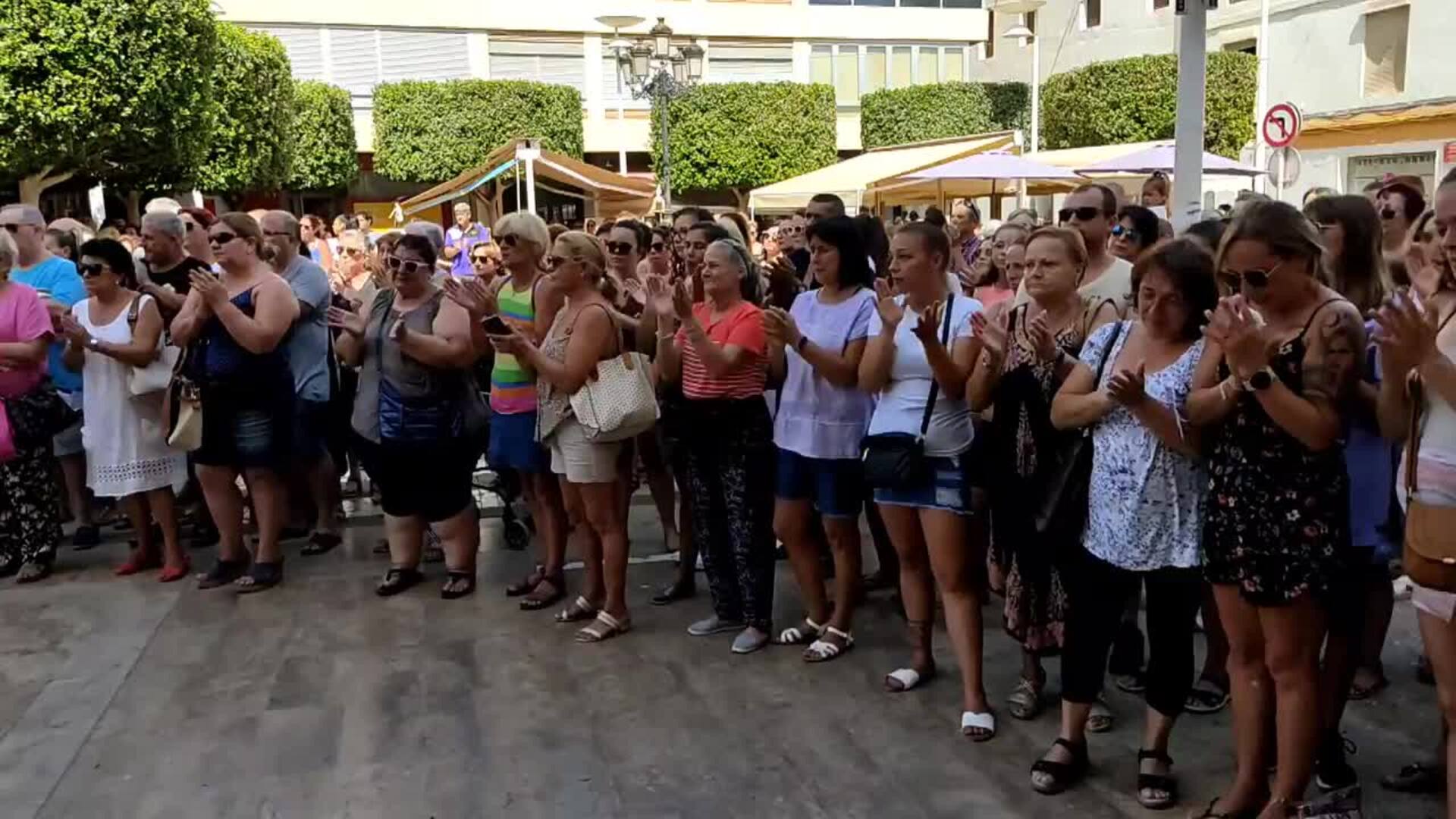 Alginet clama contra el asesinato de su vecina a manos del tío de su marido