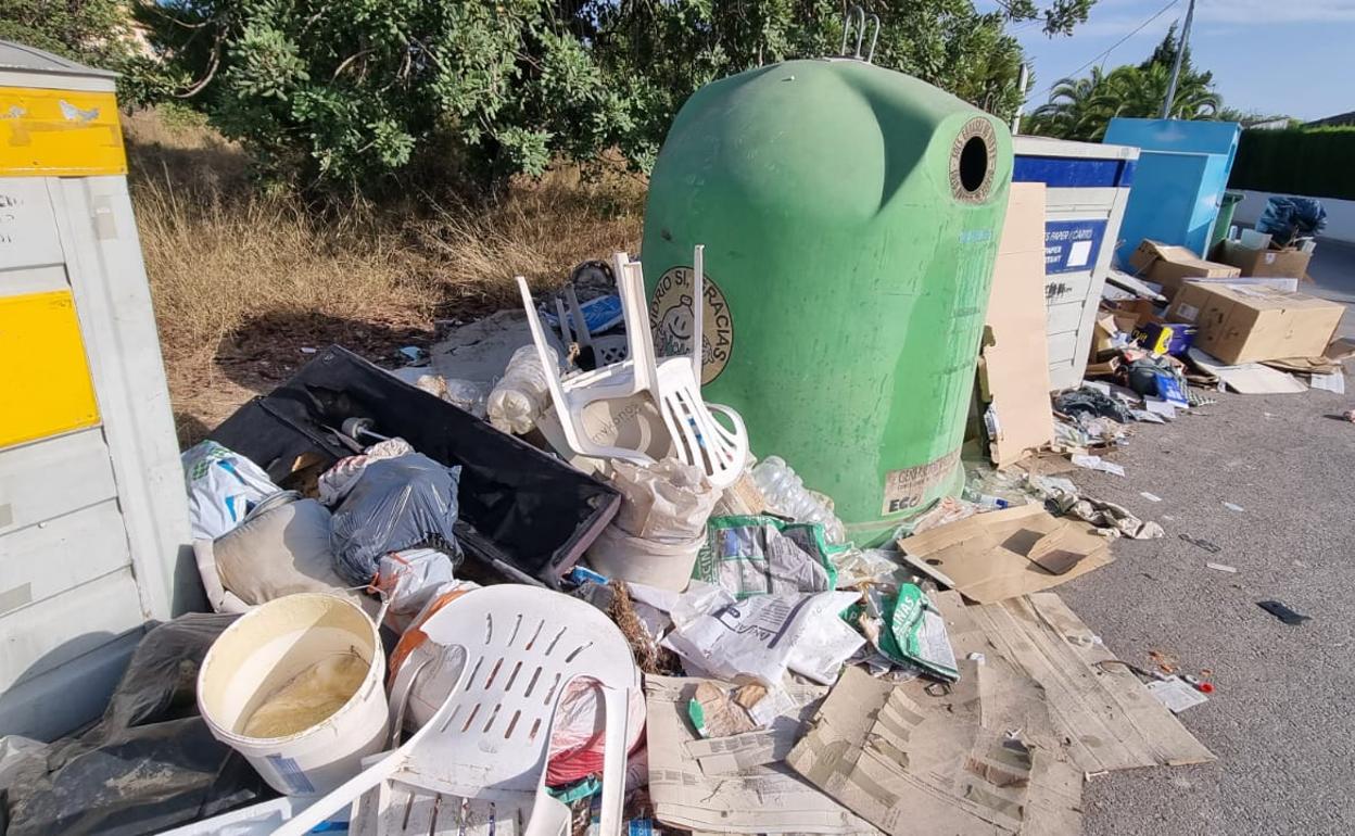 Imagen de una de las zonas de contenedores en una urbanización de Llíria. 