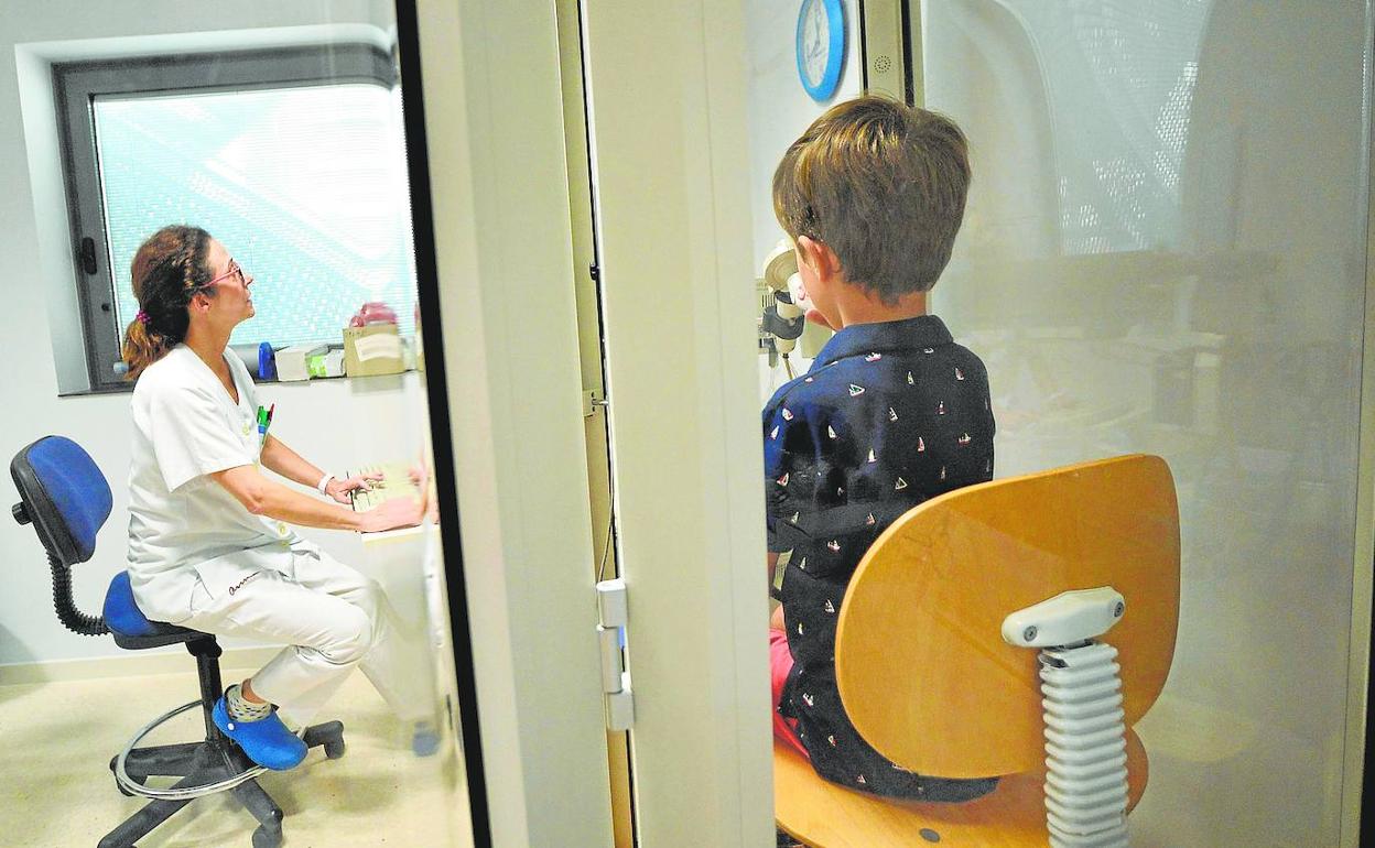 Un niño se somete a una espirometría, una de las pruebas de diagnóstico de los neumólogos.