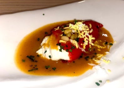 Imagen secundaria 1 - Ensalada En-Boga, crujiente de calabacín y pimiento del piquillo relleno de bacalao. 