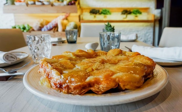 Tarta tatín de manzana golden asada.