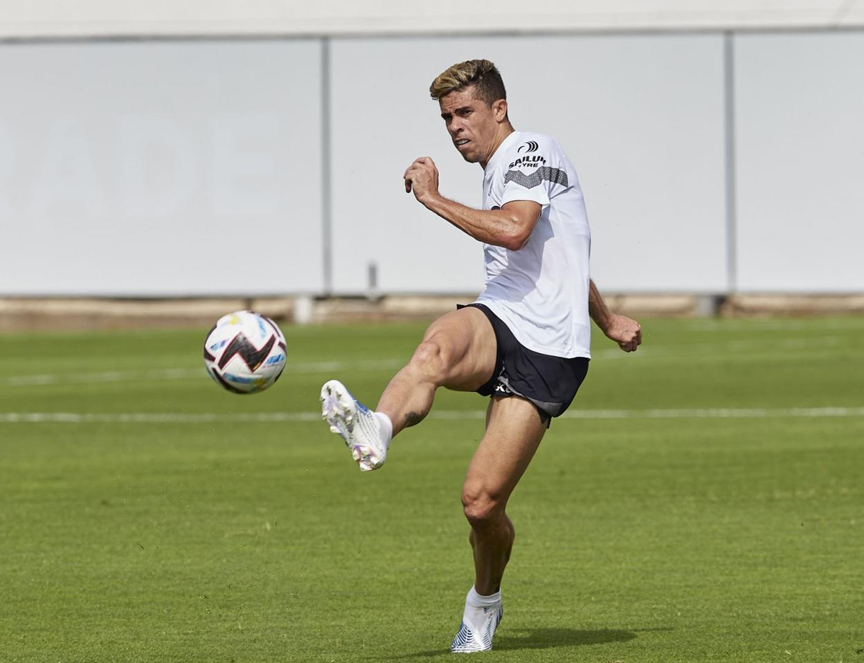 Gabriel Paulista, en un entrenamiento de este verano. IVÁN ARLANDIS