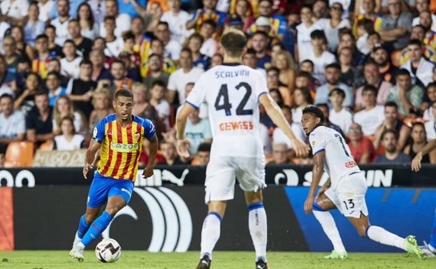 Samuel Lino, en su estreno en Mestalla, en la presentación ante Atalanta. 