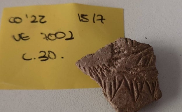 Una de las piezas de cerámica encontradas en la Cova de l'Or. 