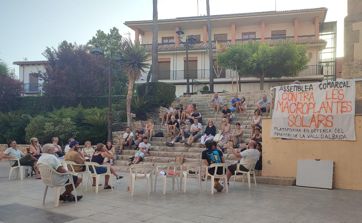 Reunión de la Plataforma en Defensa del Territorio de la Vall d'Albaida, el pasado mes de julio. 