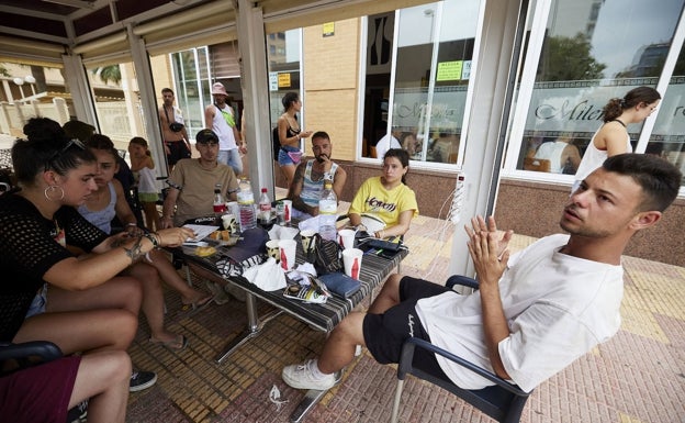 Carlos junto a sus amigos en un bar cerca de las instalaciones de festival 