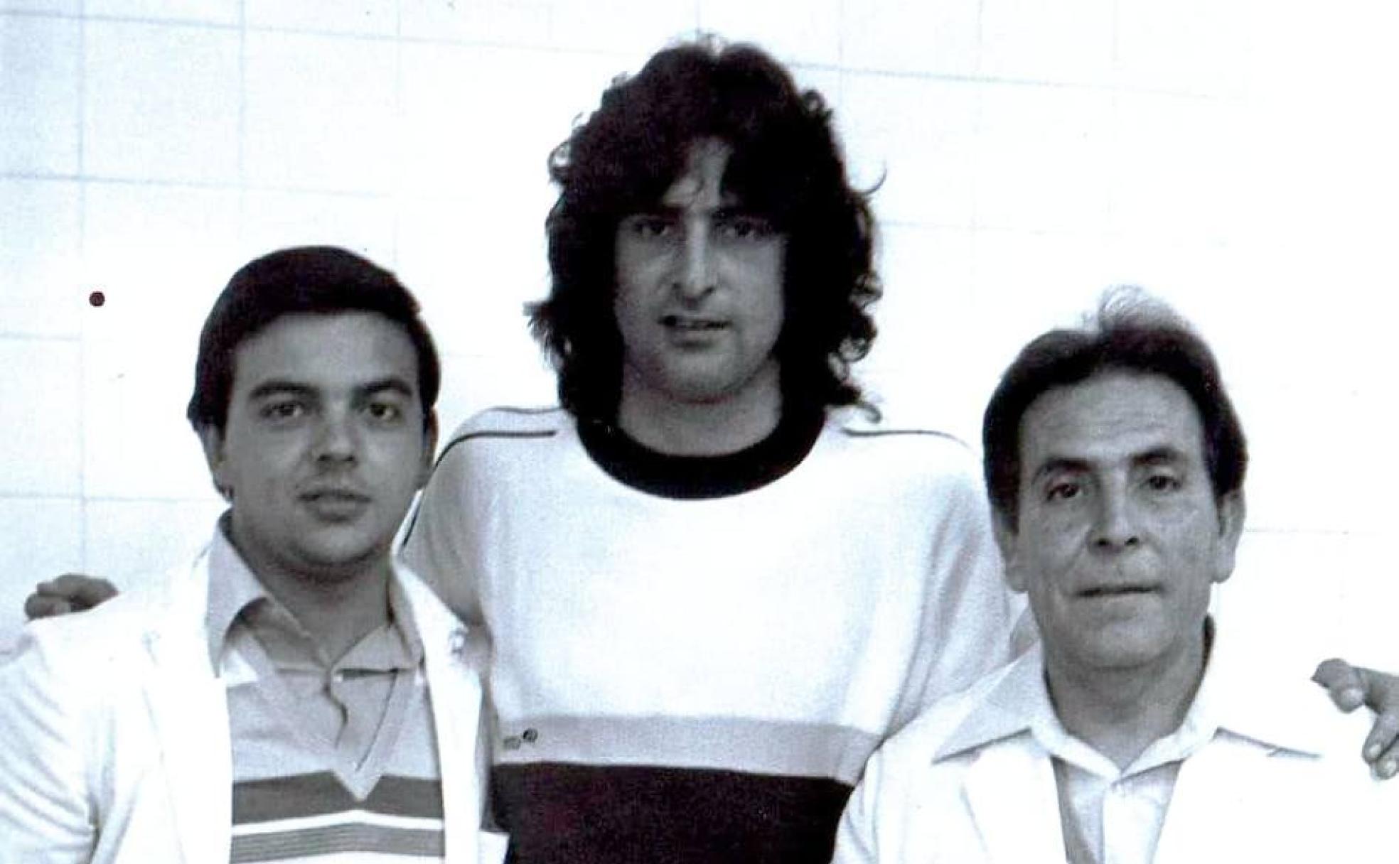 José María Pérez, junto a su hijo Javier, con Mario Alberto Kempes. 