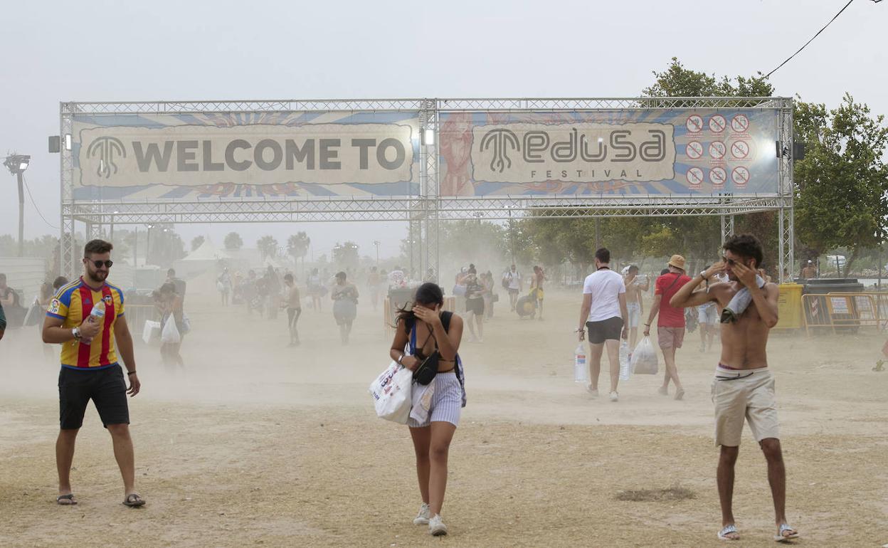 Asistentes abandonan el festival Medusa mientras soplan rachas de viento. 