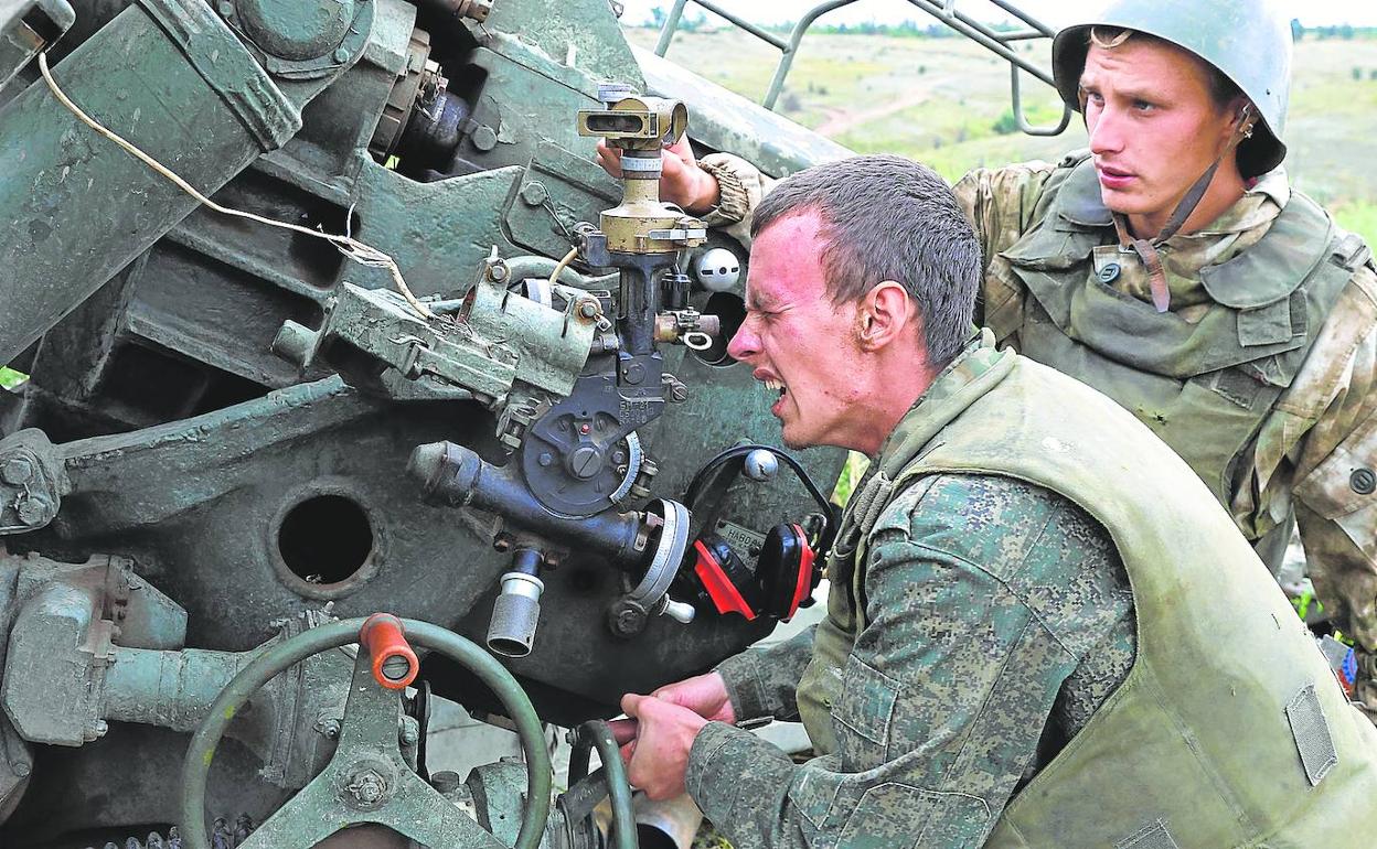 Dos soldados rusos del servicio de la autoproclamada República Popular de Lugansk disparan un obús 2A65 Msta-B en dirección a Soledar.