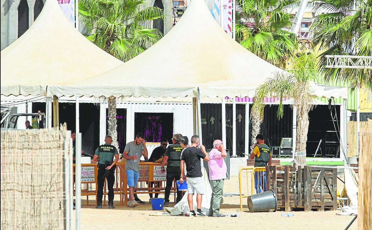 Agentes de la Guardia Civil recaban pruebas en el festival Medusa para la investigación.