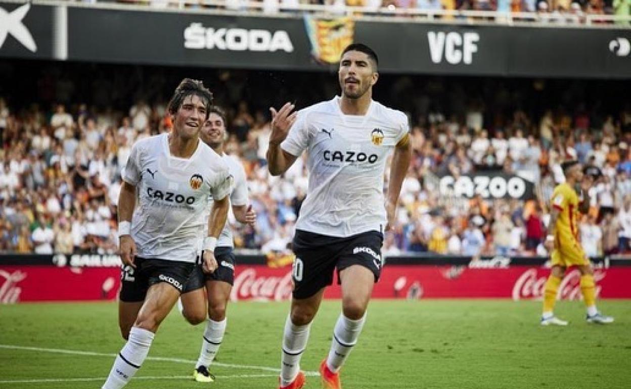 Carlos Soler, celebrando su gol ante el Girona.