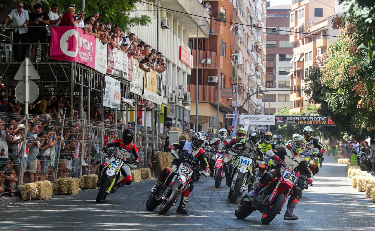 Un momento de la carrera de motos de Xàtiva. 