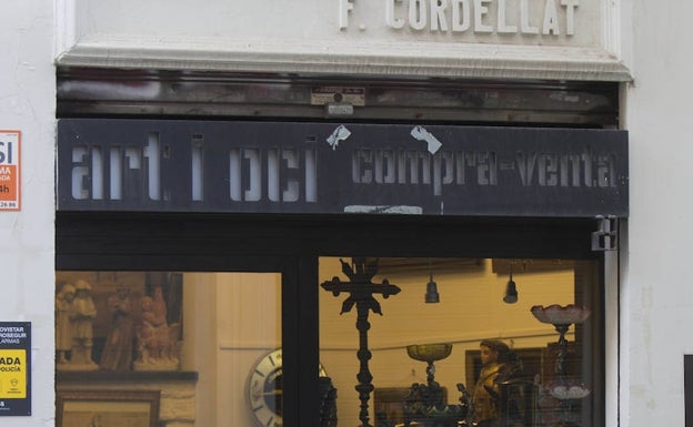 Detalle del aspecto que en la actualidad ofrece el local, donde se ha instalado una tienda de antigüedades.