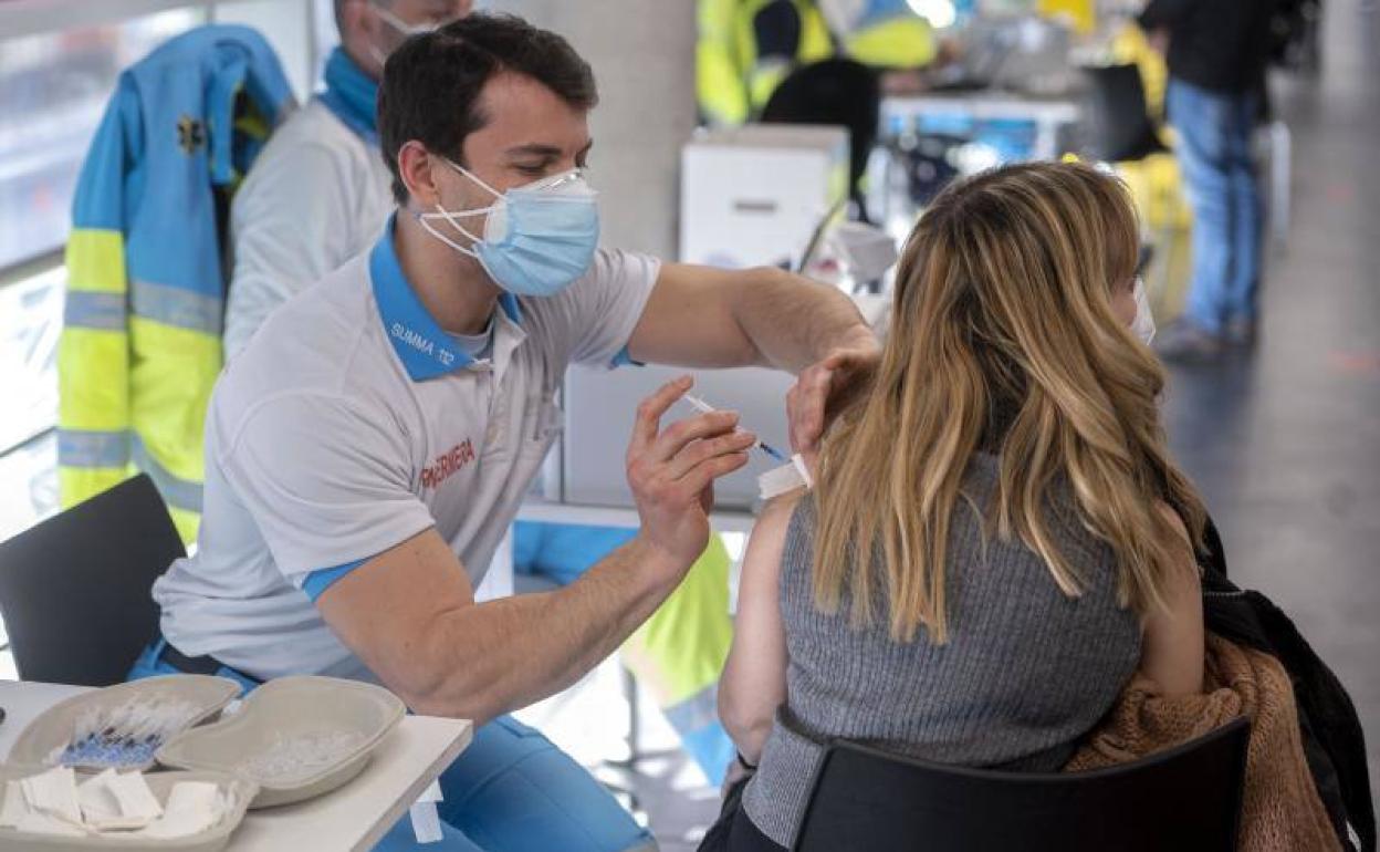 Una persona recibe una vacuna contra el Covid.