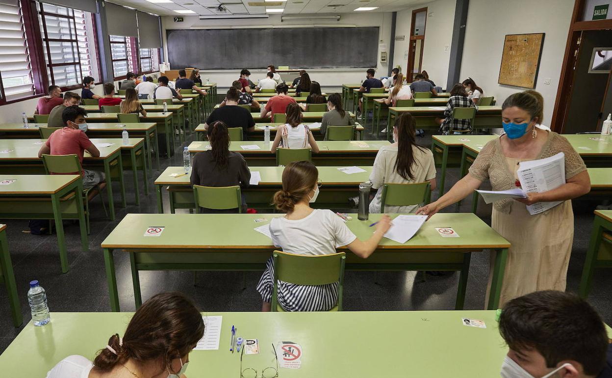 Prueba de Selectividad en un aula de la Universitat de València. 