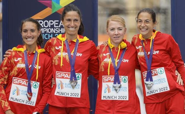 El equipo femenino de maratón, feliz, con sus medallas de plata. 