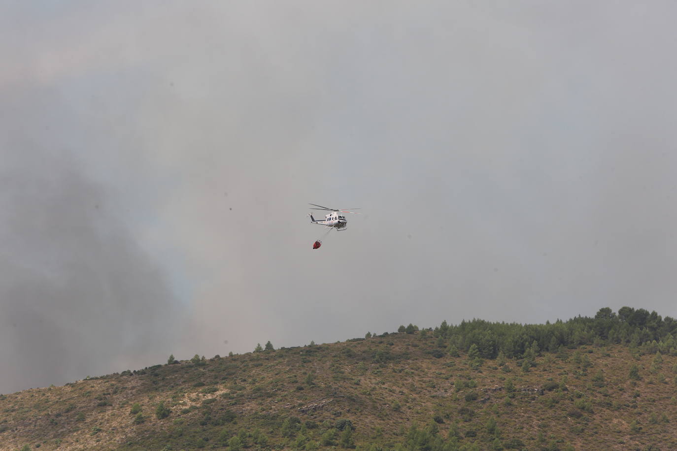 Fotos: Los bomberos siguen luchando contra el fuego en Bejís