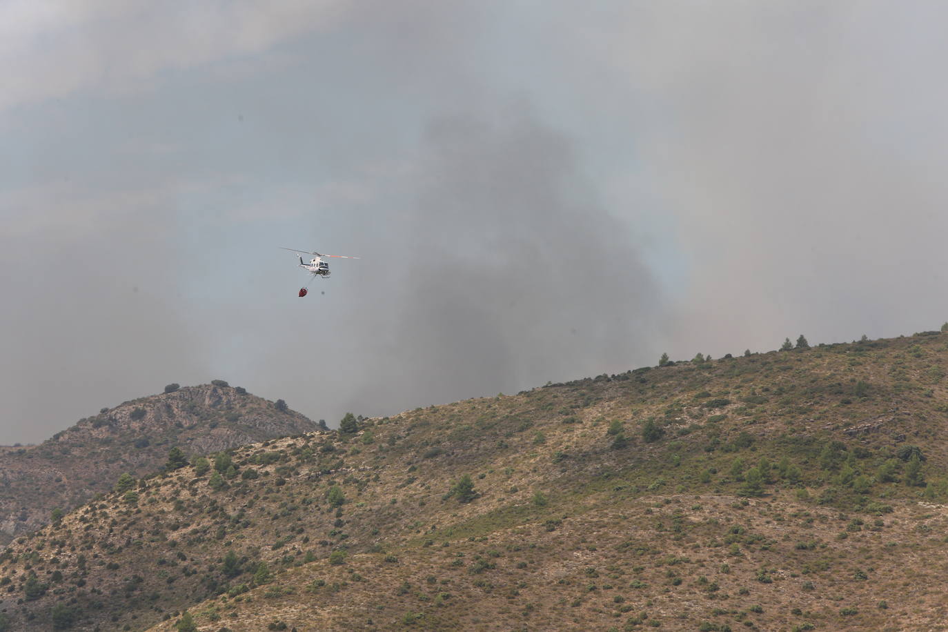 Fotos: Los bomberos siguen luchando contra el fuego en Bejís