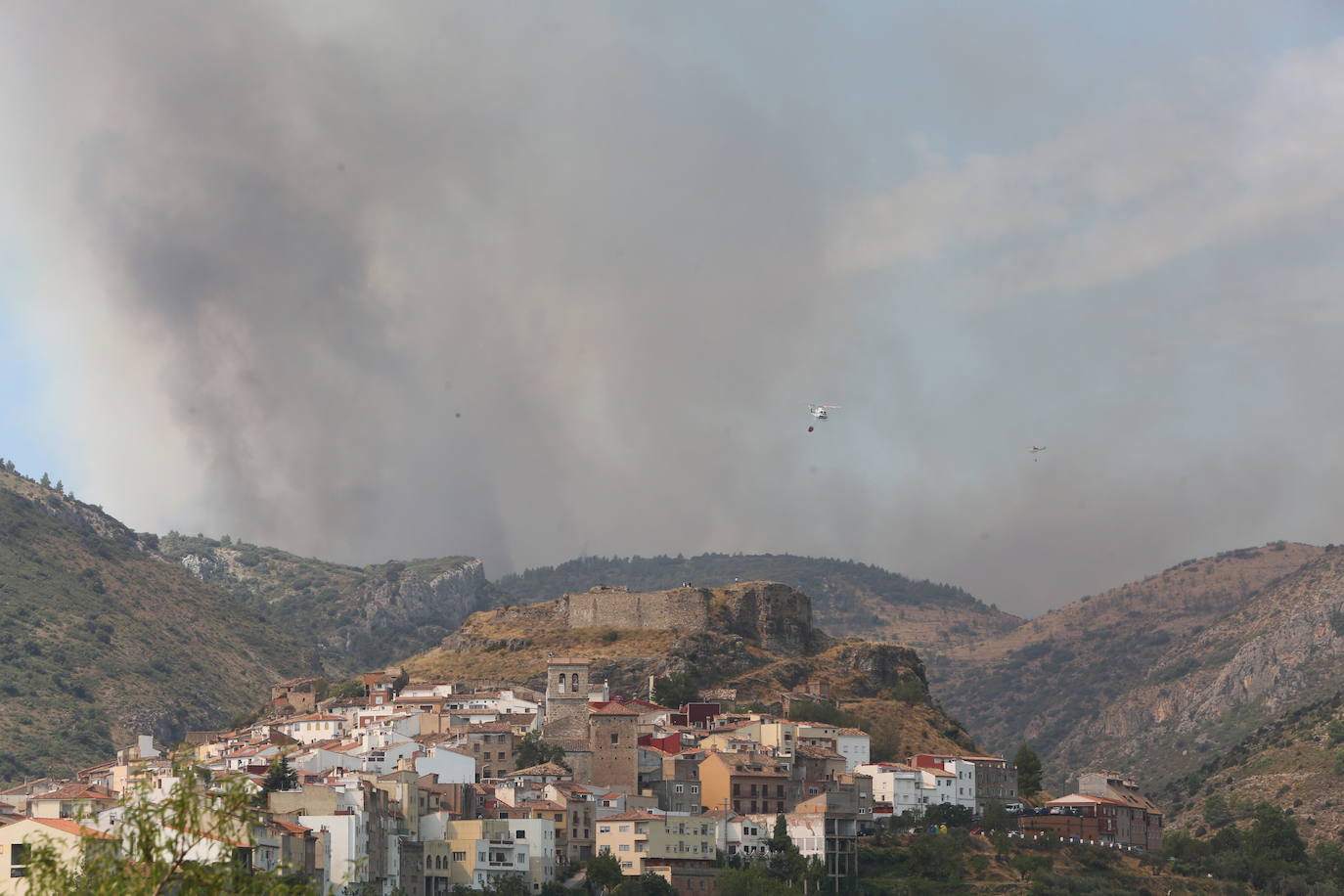 Fotos: Los bomberos siguen luchando contra el fuego en Bejís