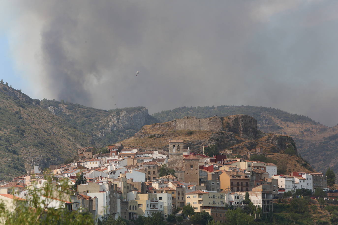 Fotos: Los bomberos siguen luchando contra el fuego en Bejís