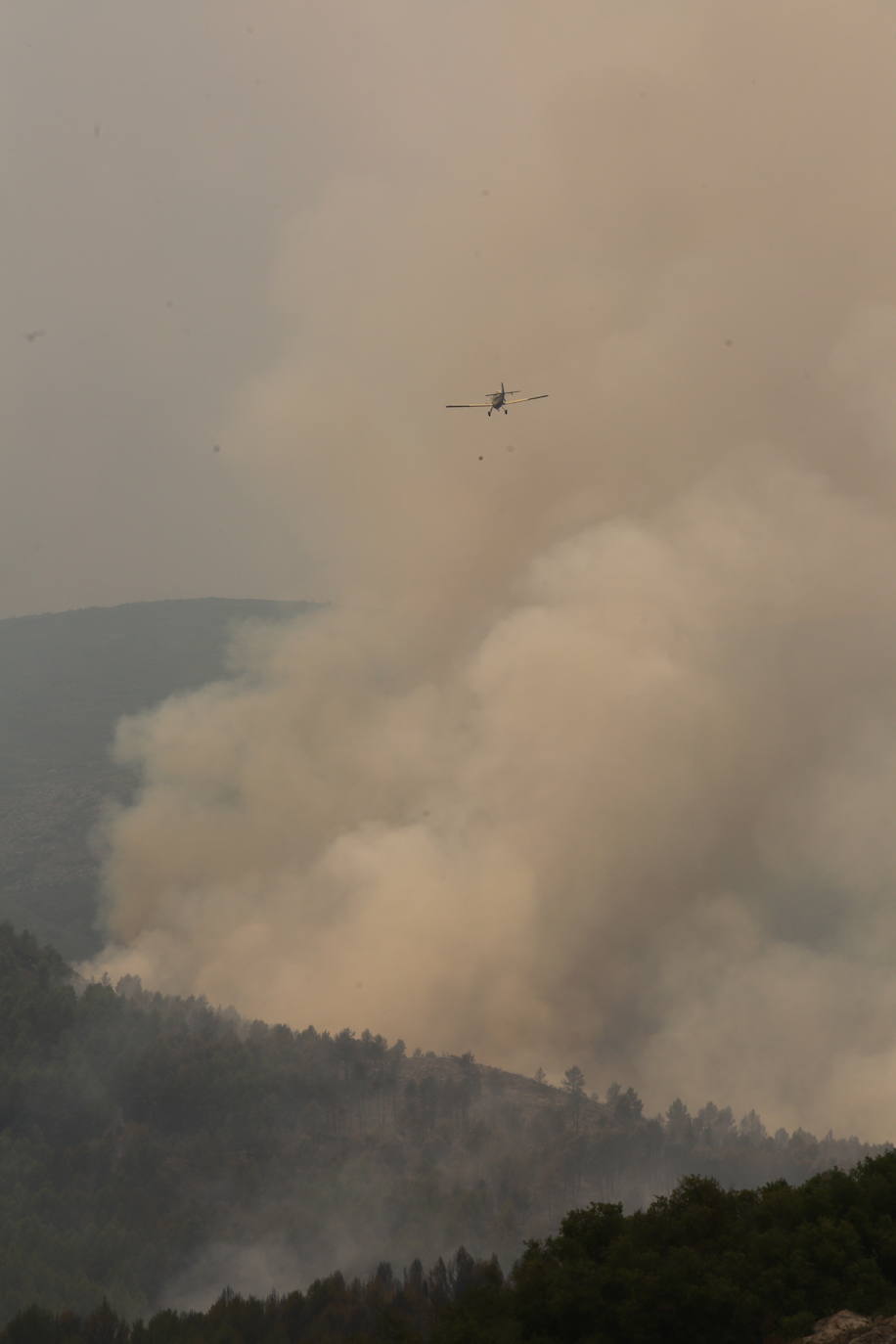 Fotos: Los bomberos siguen luchando contra el fuego en Bejís